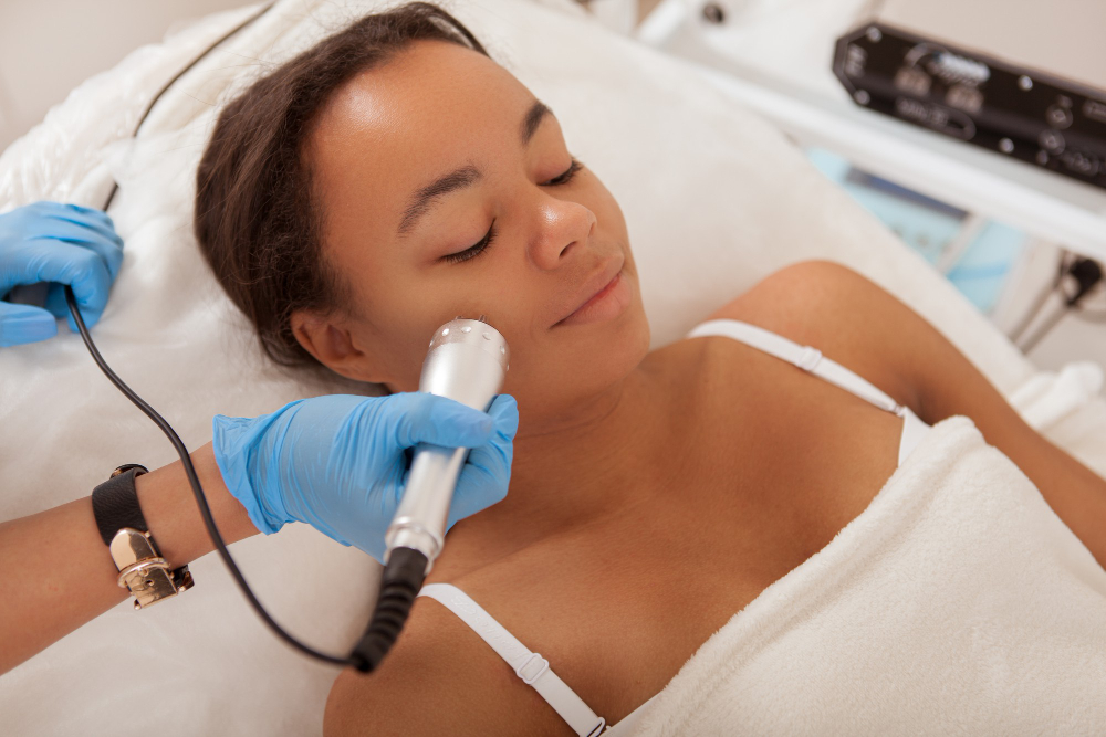 Radiofrequência facial: para que serve, quantas sessões e o que esperar